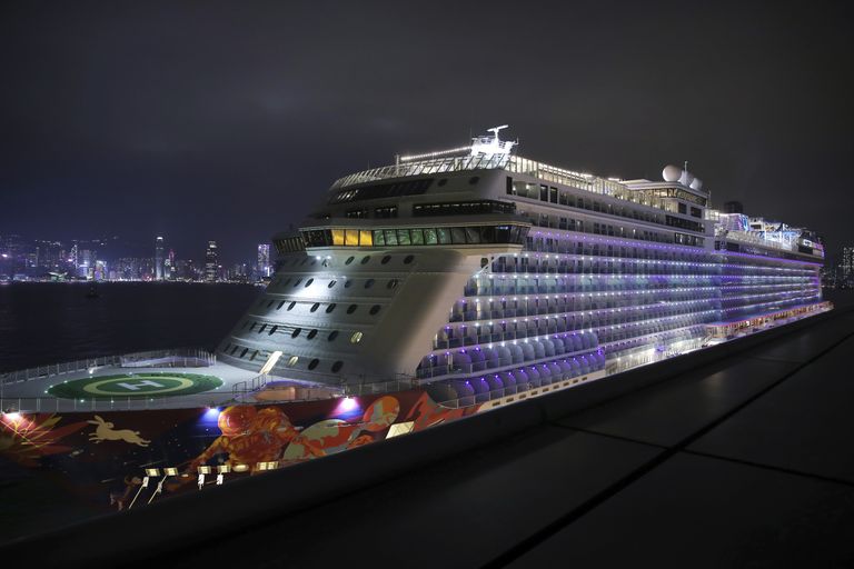 Kruiisilaev World Dream Hongkongi Kai Taki kruiisisadama kai ääres