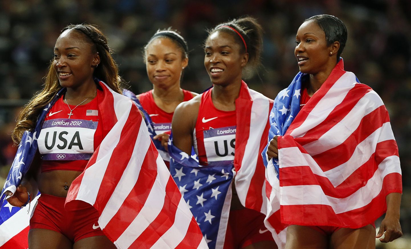 USA kuldne teatenelik: vasakult Bianca Knight, Allyson Felix, Tianna Madison ja Carmelita Jeter pärast olümpiafinaali.