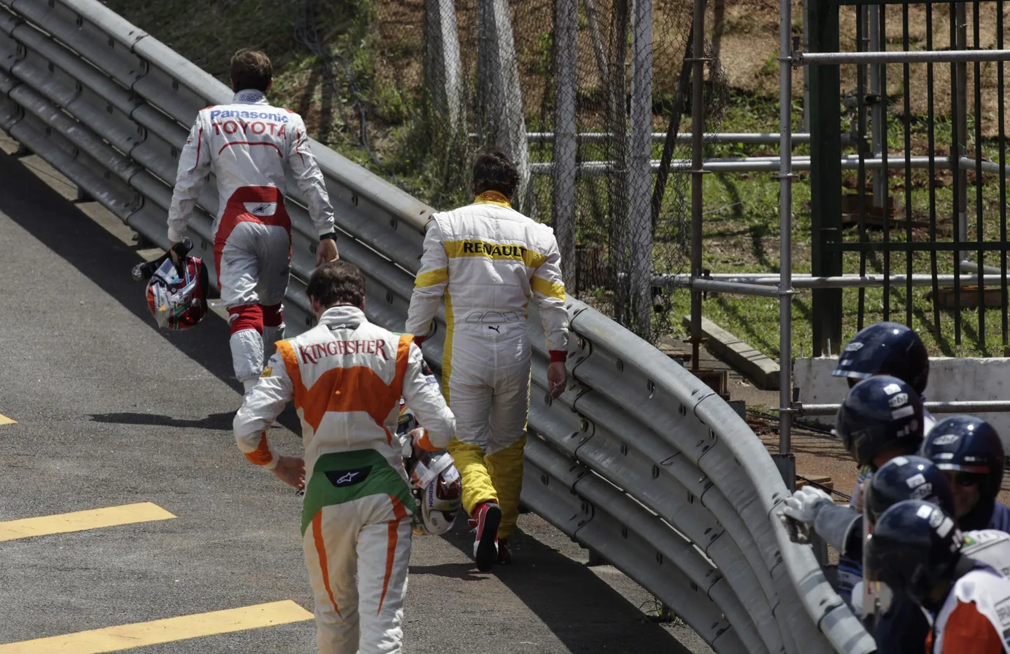 Jarno Trulli (üleval) raja äärest lahkumas.