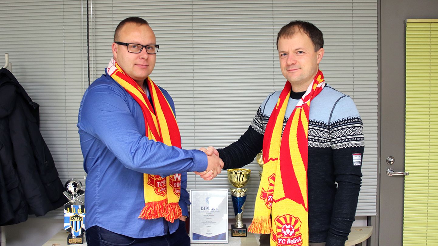 Võru FC Heliose tegevjuht Jaanus Vislapuu ja OÜ Valga Puu esindaja Mihkel Matsin.