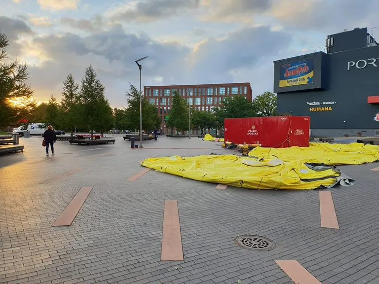 Eile õhtul tõusnud tugev tuul sundis Pärnus Martensi platsile püstitatud doonoritelgid öösel kokku pakkima.