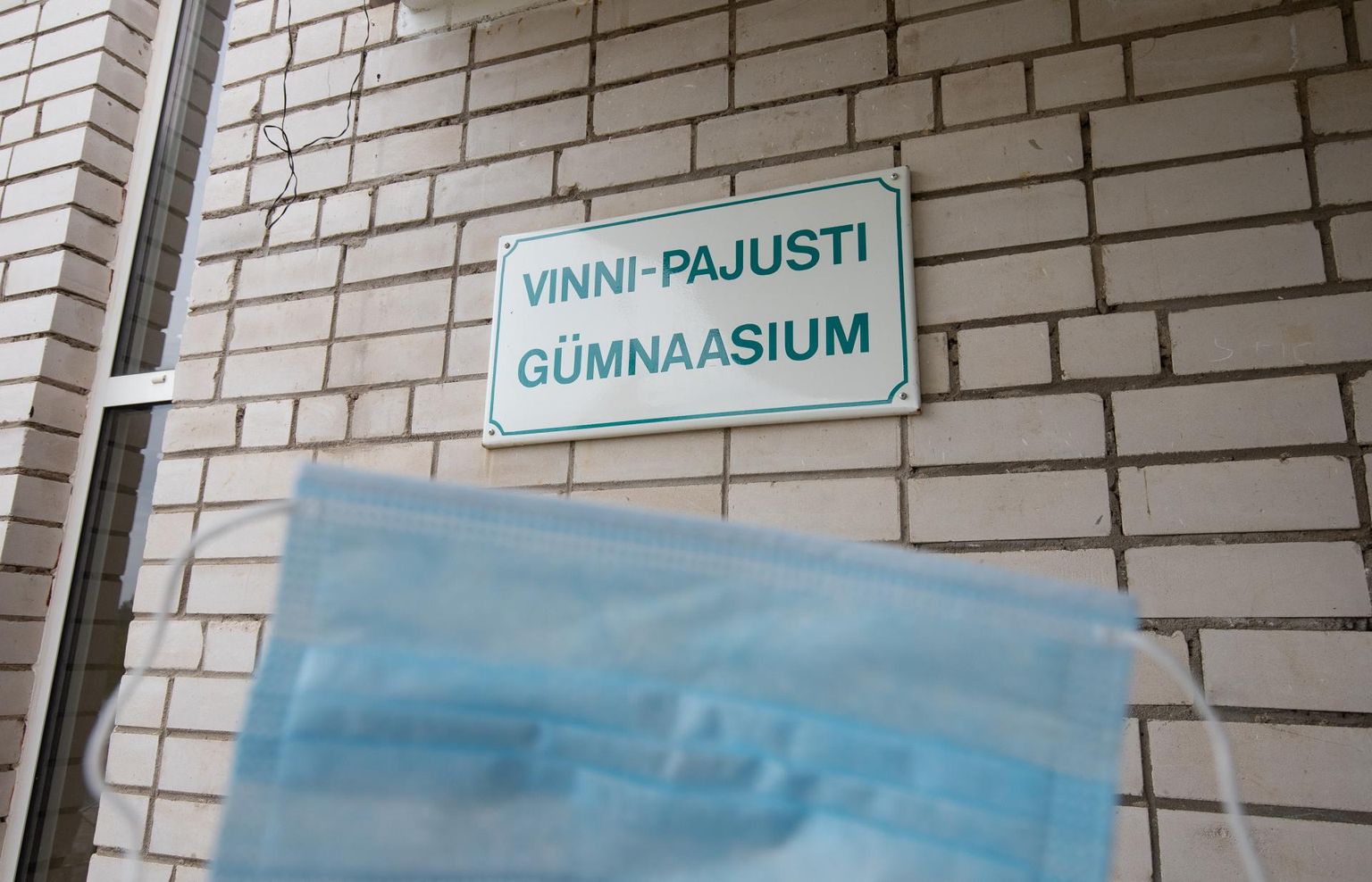 Vinni-Pajusti gümnaasiumi direktori Henry Kallaste sõnul tuleb vaktsineerimata õpetajal kanda maski.