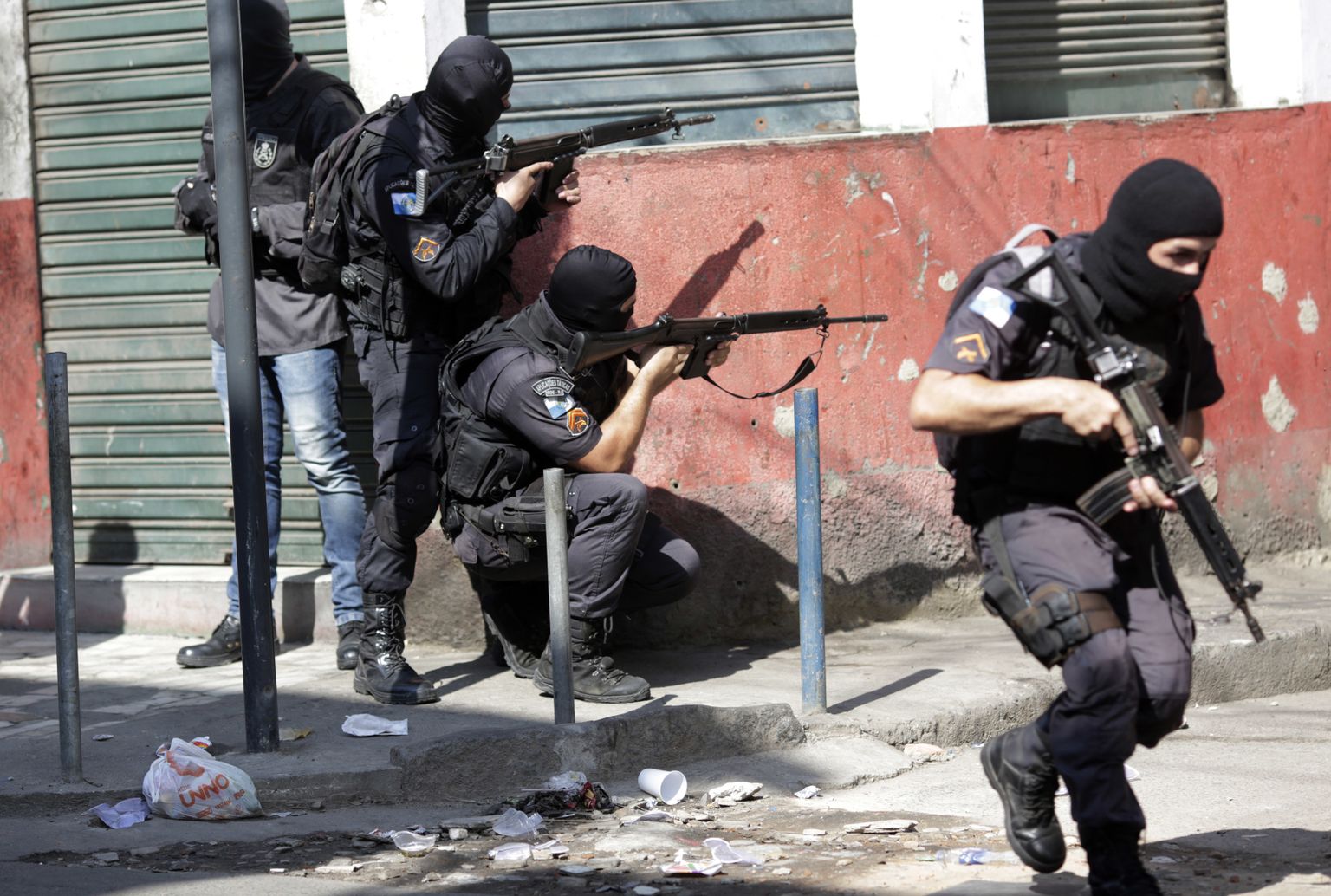 Rio de Janeiro politseinikud narkohaarangu käigus.