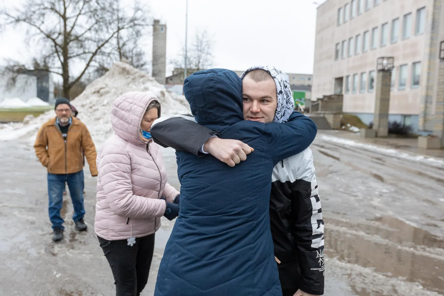 Ajateenistusse suunduvad noored Paides.