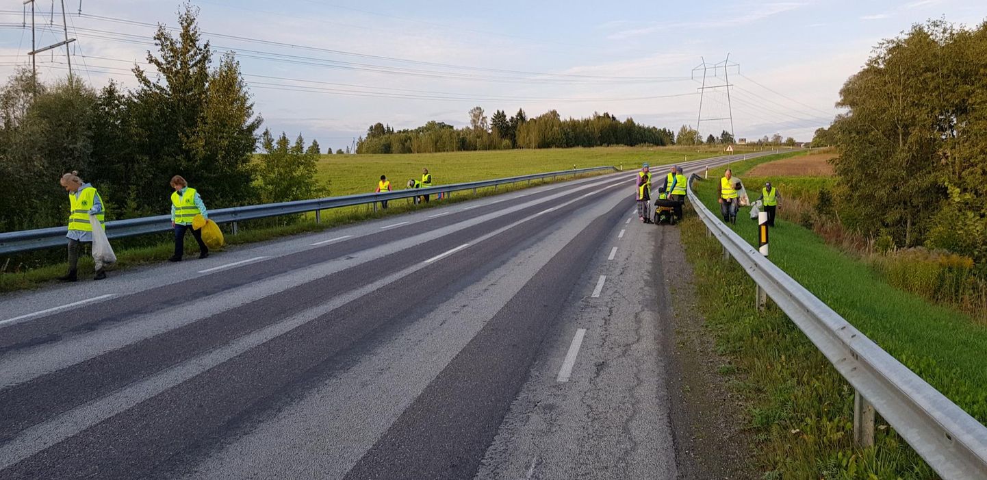 LC Viljandi Fellini liikmed puhastasid maailmakoristuspäeval prügist maanteeääri Viljandi lähedal.