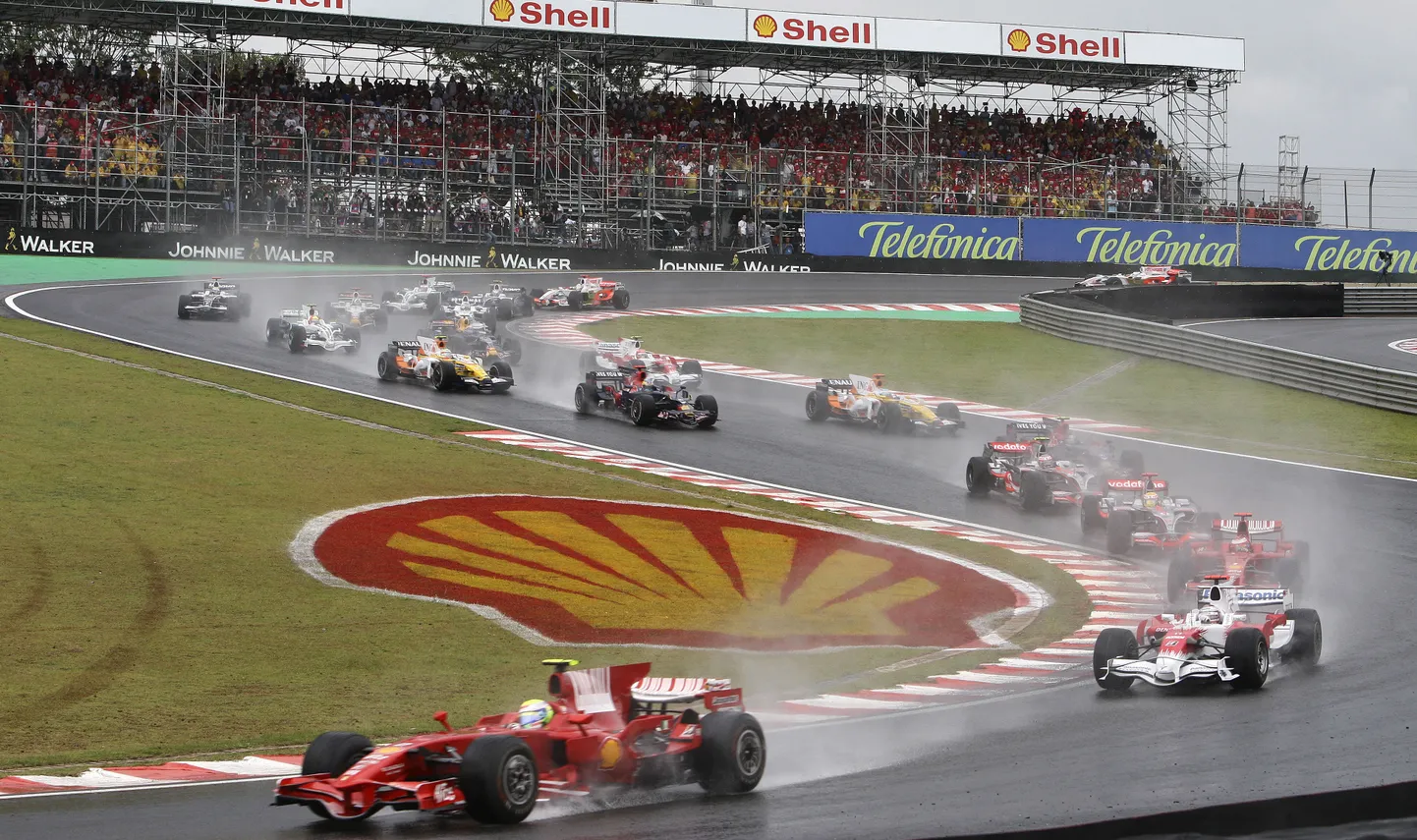 Toyotad kihutasid vormel 1 sarjas viimati nullindatel. 2008. aasta Brasiilia GP-l tehtud pildil on esiplaanil Ferrari mees Felipe Massa ning tema järel Jarno Trulli Toyotaga.