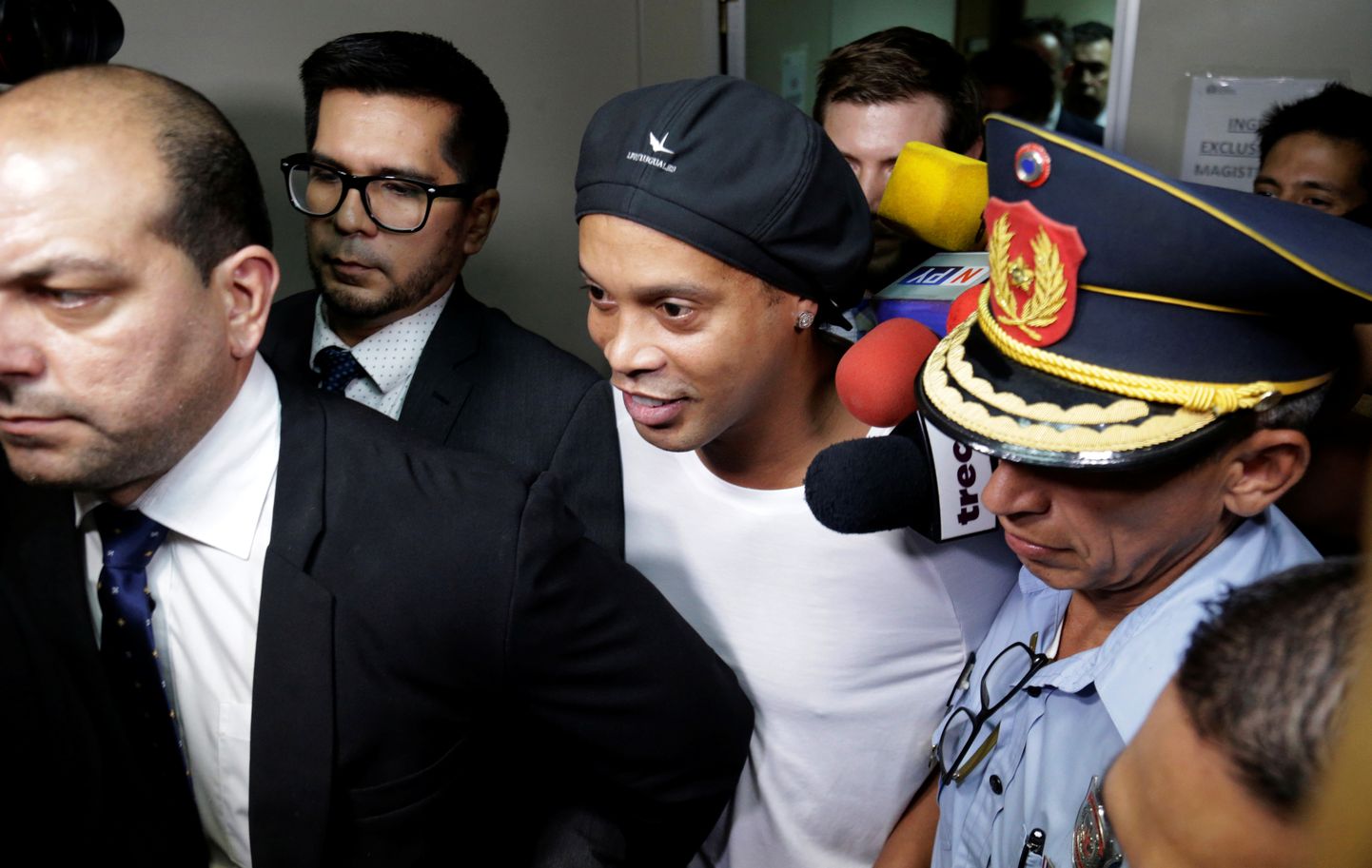 Endine Brasiila vutistaar Ronaldinho (keskel valges särgis) on Paraguais kinni võetud.