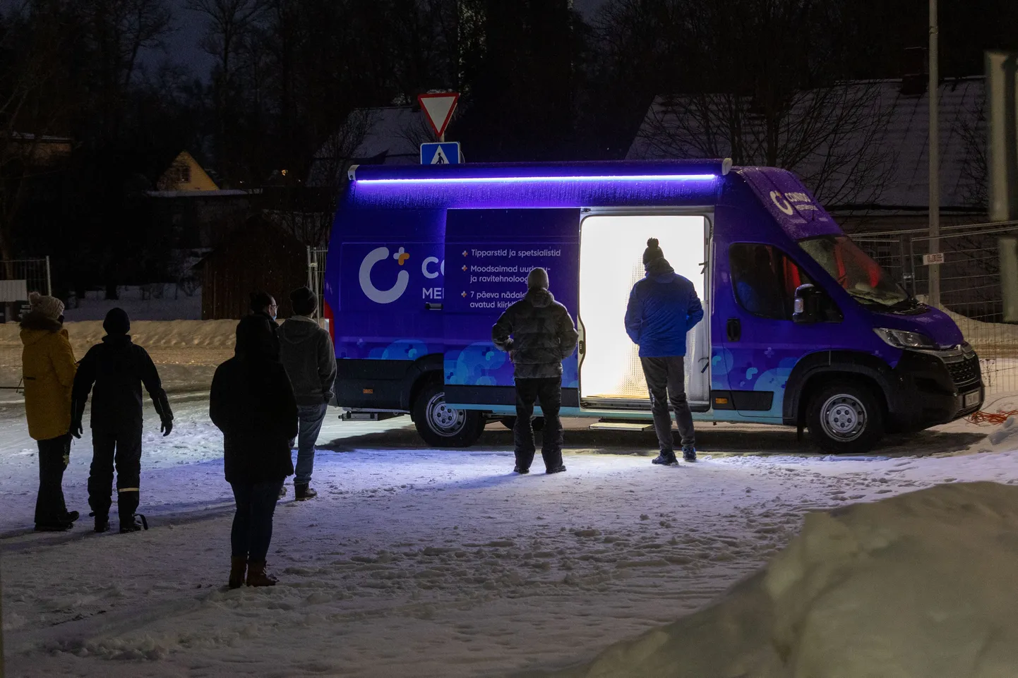 Paides sõidab Confido testimiseks kohandatud buss.