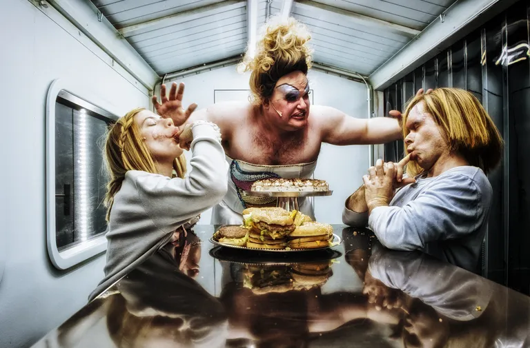 Hans ja Grete nõia juures. Nõia rollis Björn Meyer, Hans (Kristof Van Boven), Grete (Marie Jung).