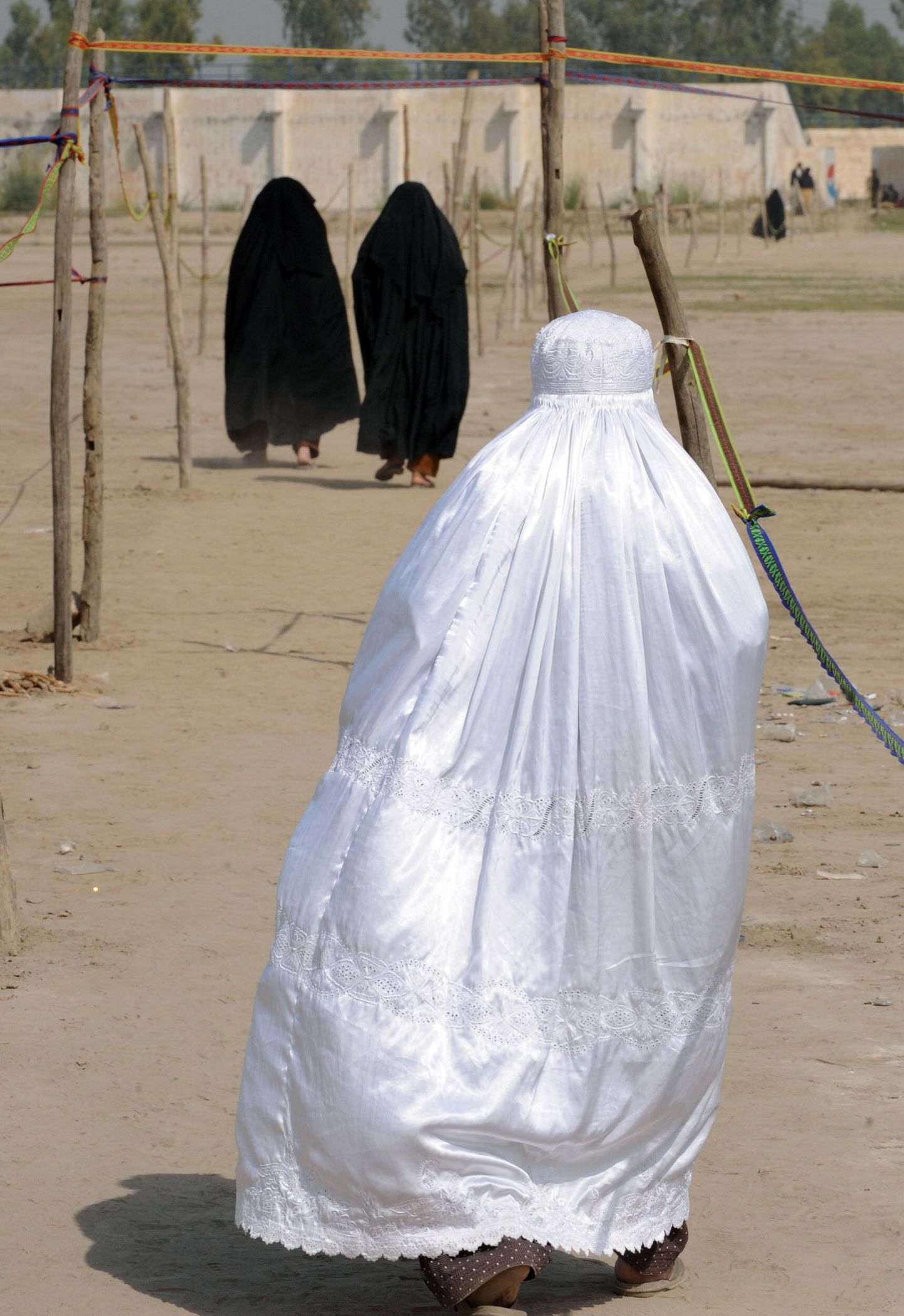Burkaga kaetud Pakistani naine.