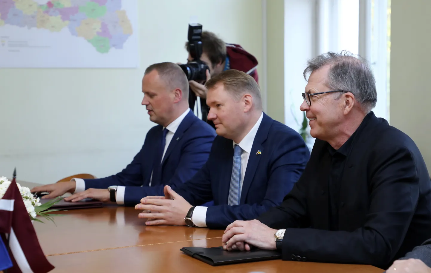 Partijas "Apvienotais saraksts" pārstāvji - "Latvijas Liepājas partija" līdzpriekšsēdētājs, "Latvijas Zaļā partija" vadītājs un 13. Saeimas deputāts Edgars Tavars (no kreisās), "Latvijas Reģionu apvienība" valdes priekšsēdētājs Edvards Smiltēns un Ministru prezidenta amata kandidāts Uldis Pīlēns tikšanās laikā ar partijas "Jaunā vienotība" pārstāvjiem, kurā pārrunās jaunās valdības prioritātes un darāmos darbus 14. Saeimā.
