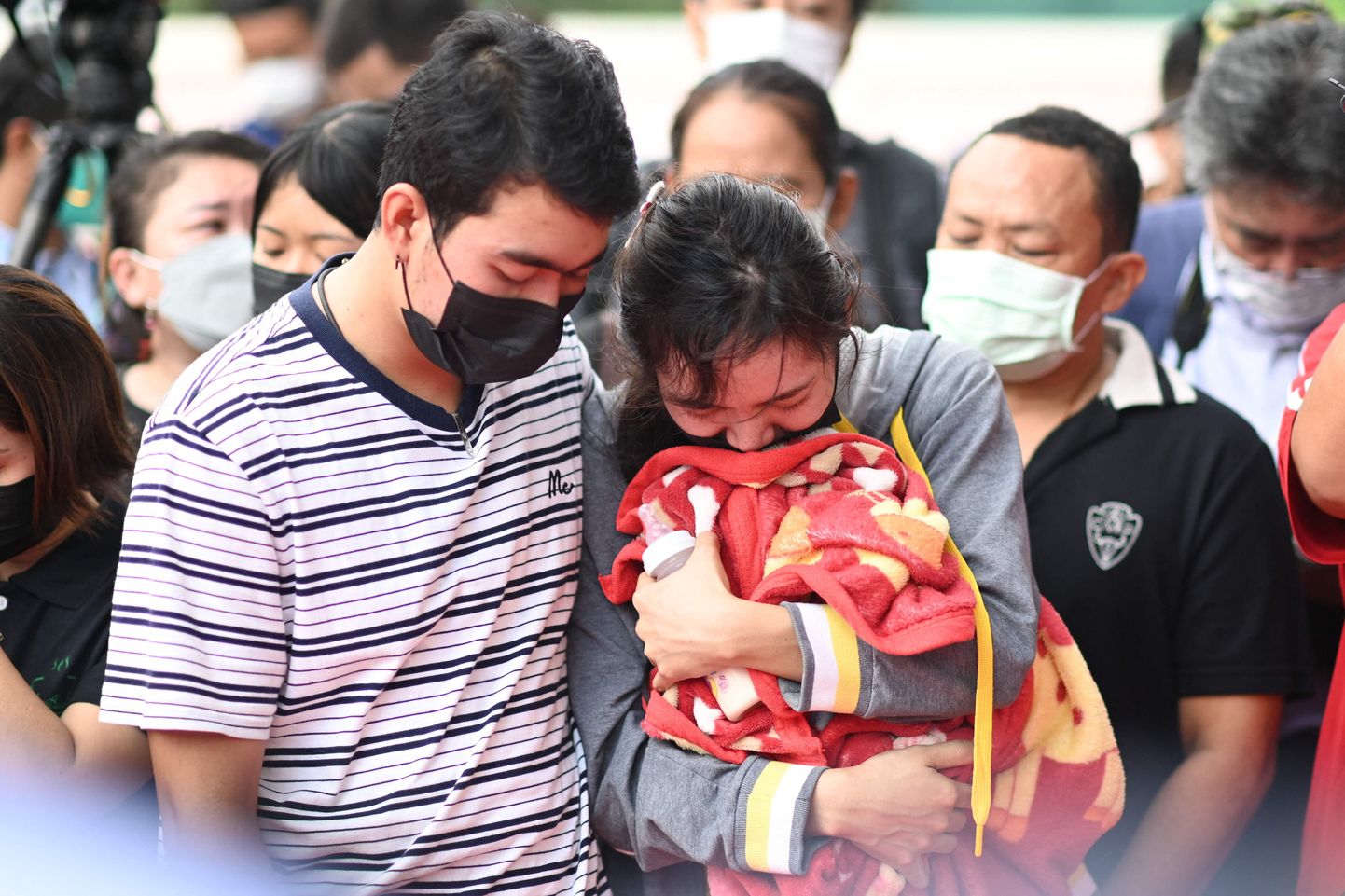 Inimesed seisavad leinas Tai lasteaia ees, kus massitulistamises hukkusid väikelapsed.