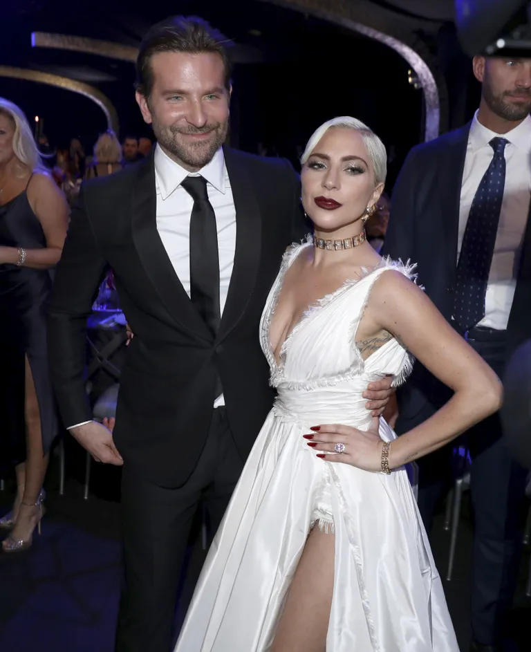 Lady Gaga koos filmi «Täht on sündinud» kaasnäitleja Bradley Cooperiga. Cooper on lauljatarist 30 sentimeetrit pikkem.
