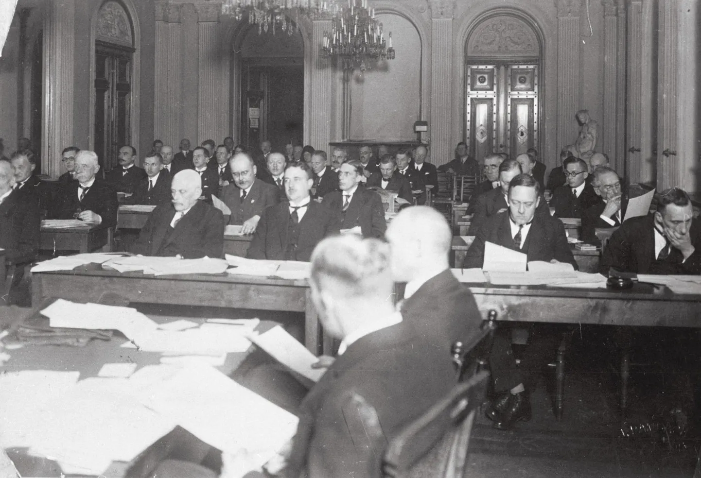 Saksa kultuuriomavalitsuse istung 1930. aastatel Tallinnas Toompeal Rahukohtu 6 hoones, kus tänapäeval tegutseb Eesti Teaduste Akadeemia.