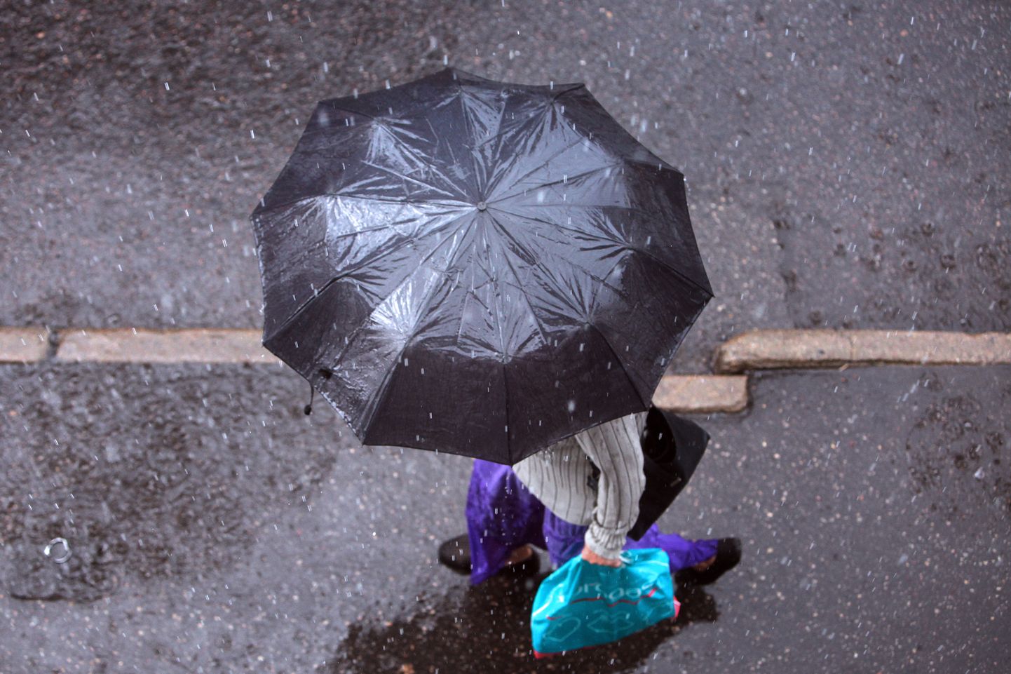 Sieviete lietus laikā.