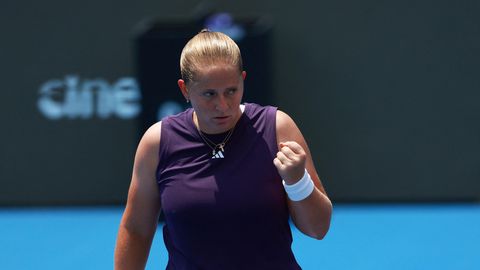 Ostapenko ar Sji pārspēj galvenās favorītes un nodrošina vietu "WTA Finals" pusfinālā