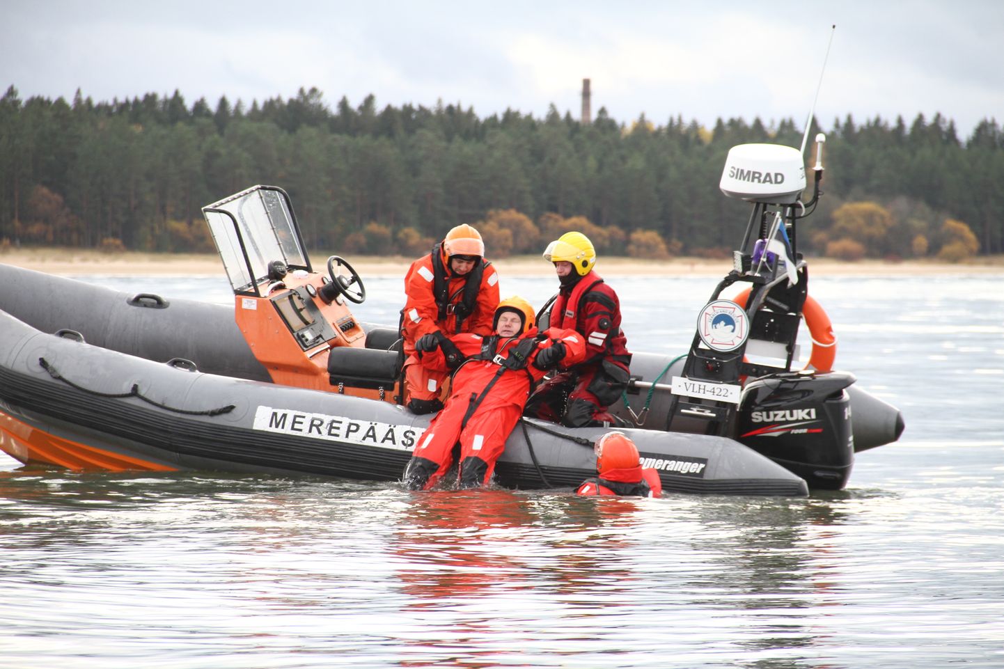 В Нарвском заливе прошли совместные учения добровольных морских спасателей из Нарва-Йыэсуу и Тойла.