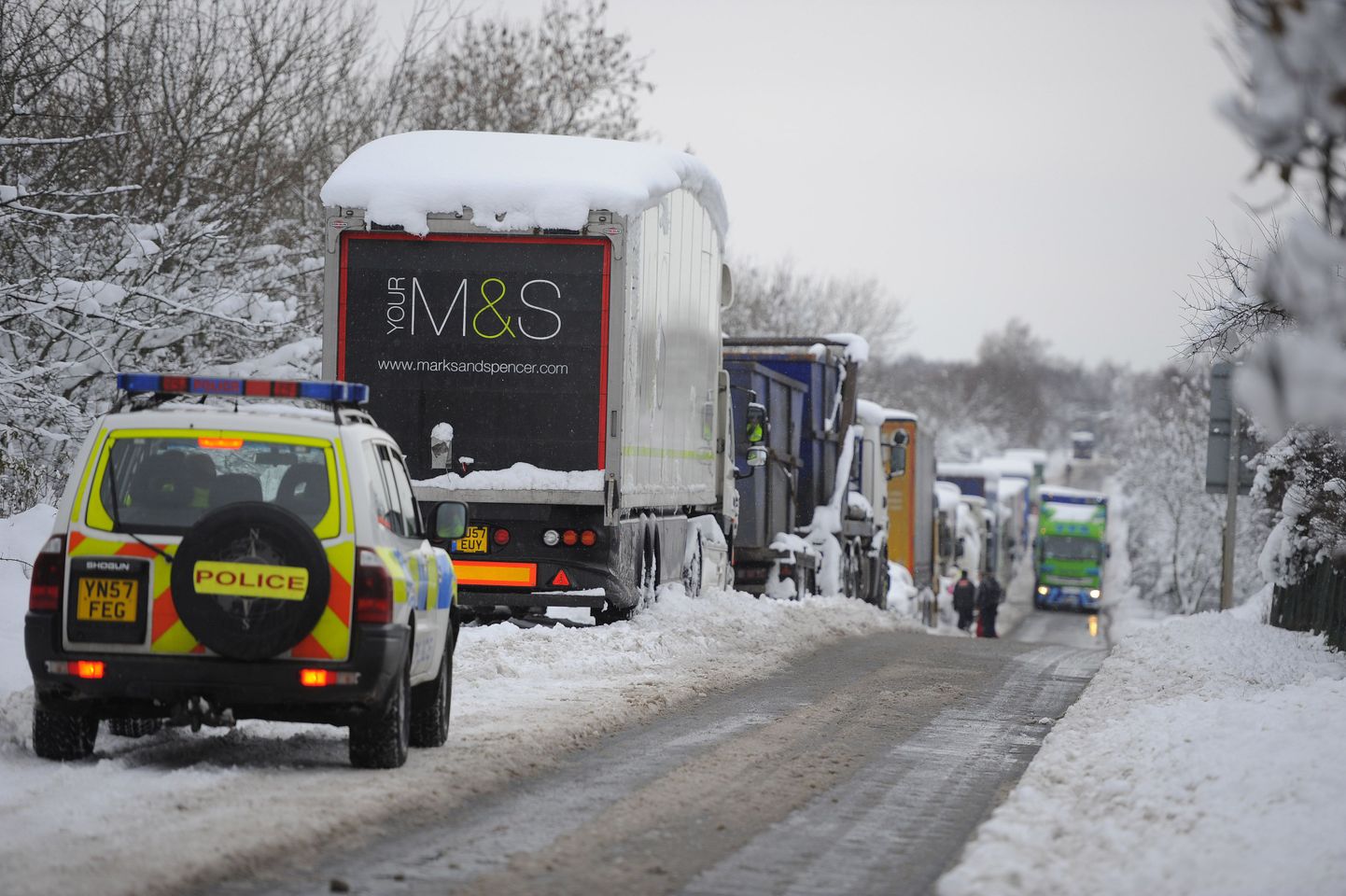 Põhja-Inglismaal maanteel A57 Worksopi lähistel jäid sõidukid kaheks päevaks kinni. Ligi 200 inimese päästmiseks läks vaja mägedes tegutsevat päästerühma.