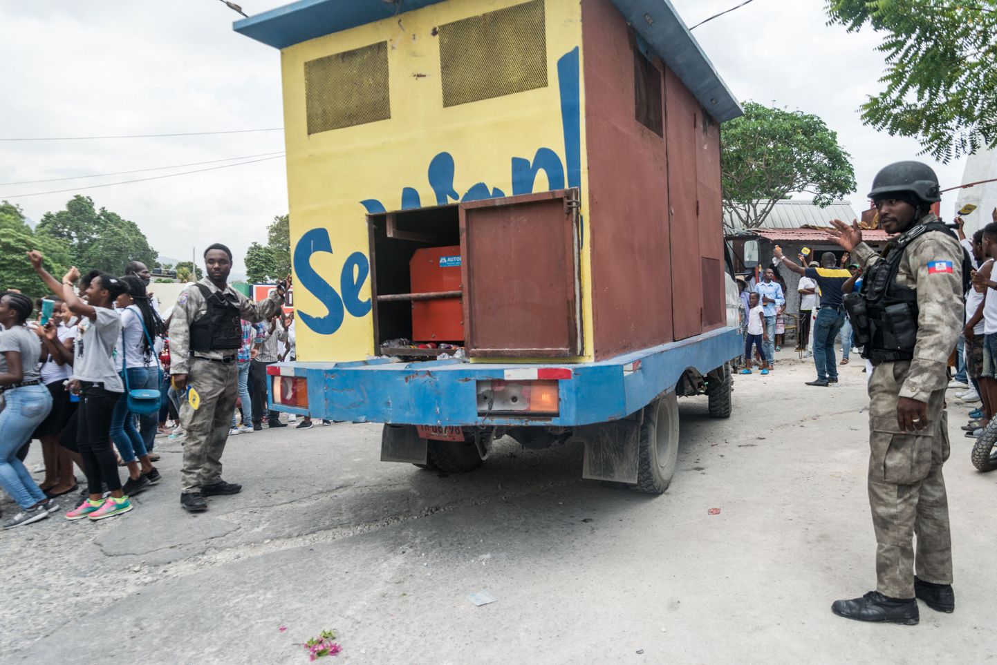 Haiti politseinikud usupühadel ajal turvalisust tagamas.