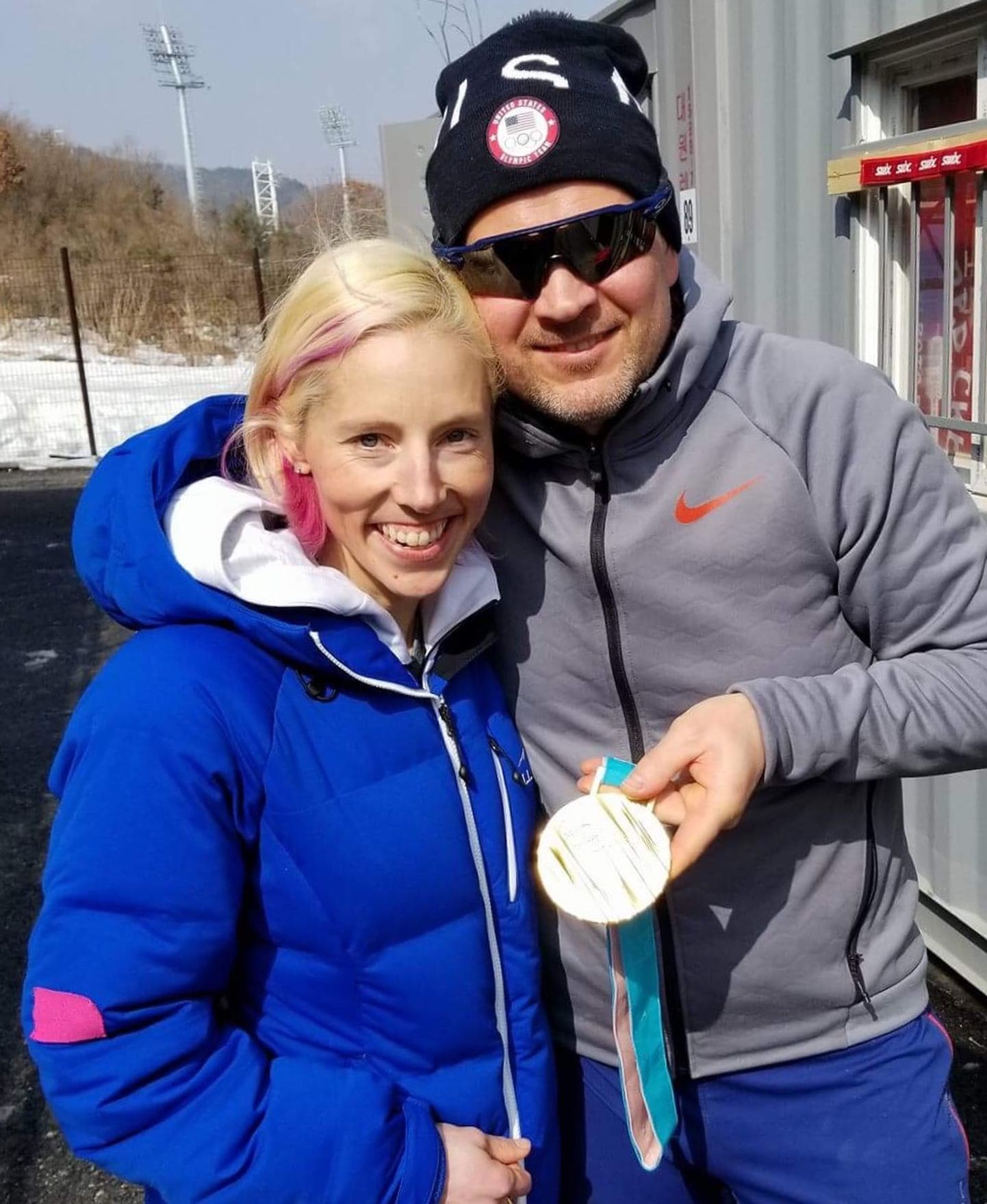 Kikkan Randall ja Marek Sander pärast Pyeongchangi olümpial võidetud kuldmedalit.