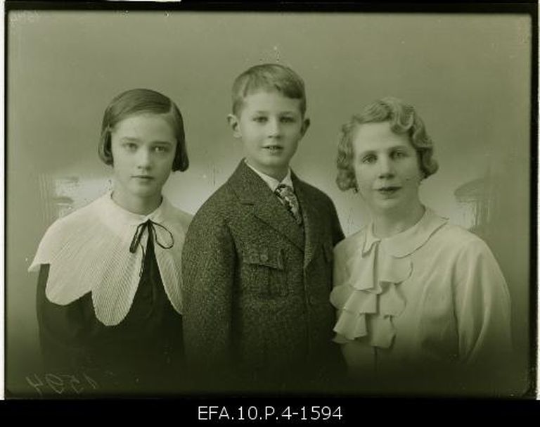 Tallinna Töölisteatri näitleja Netty Pinna koos laste Signe ja Pauliga 1923.