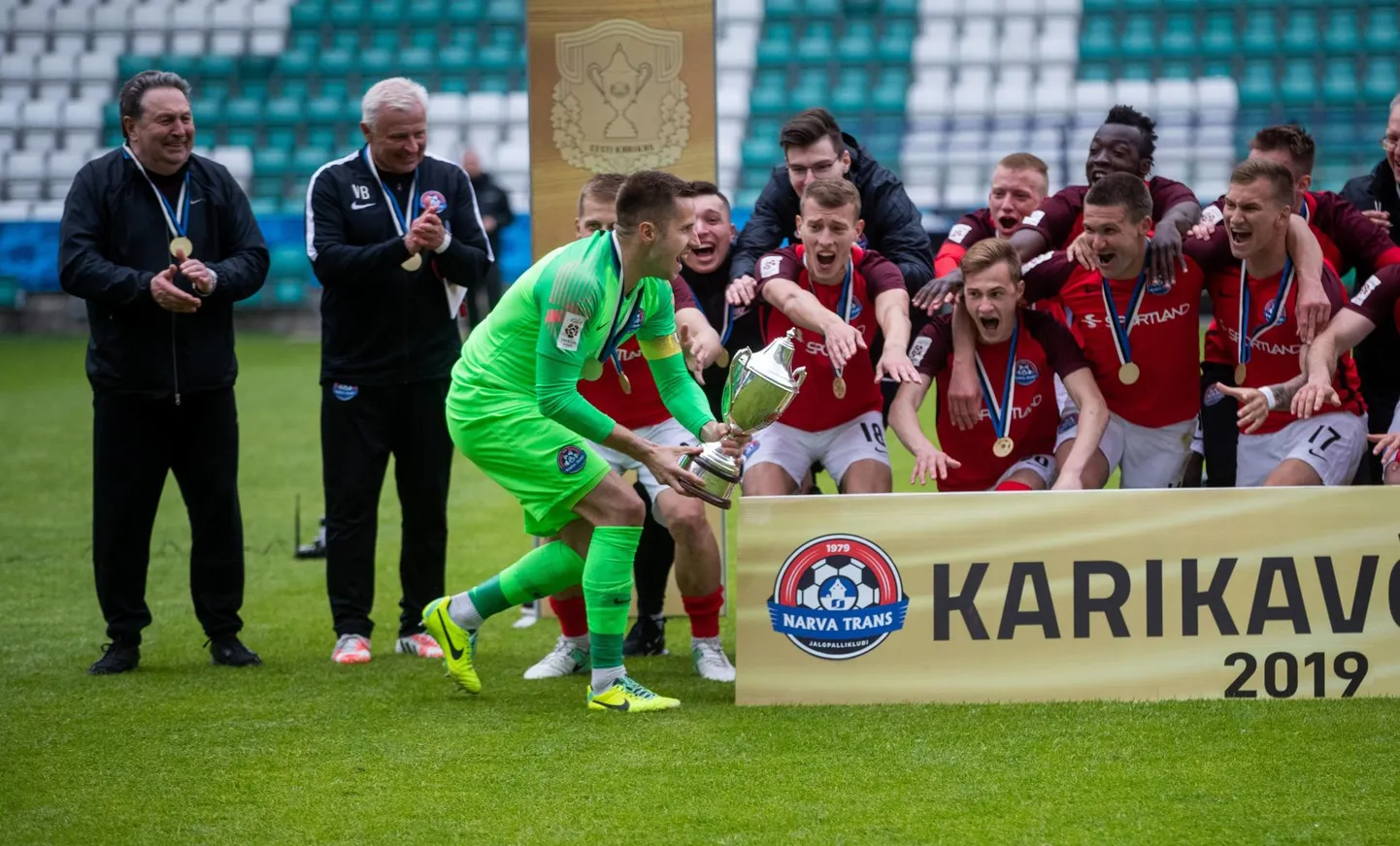 Narva Trans, vasakult teine peatreeneri kohusetäitja Valeri Bondarenko, võib võidukisal kõlada lasta.