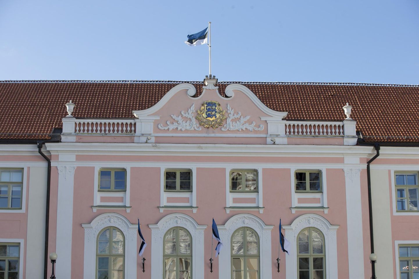 69 rahvasaadikut kasutasid sobivat võimalust ja taastasid 20. augustil 1991 kell 23.03 Toompea lossis Eesti iseseisvuse.
