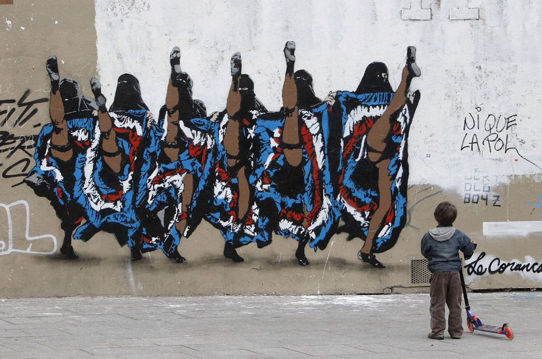 Briti kunstniku Nick Walkeri grafiti Pariisis tänavu kevadel. Prantsuse lipuvärvides taiest kommenteerides ütles kunstnik: « Burka ja prantsuse traditsioon, kas see on kokku koraankaan?»