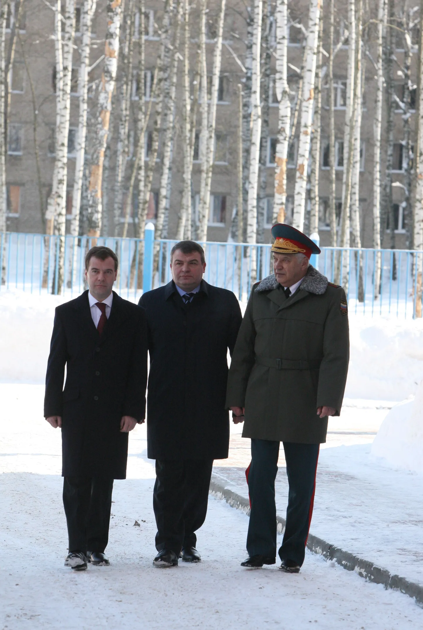 Venemaa president Dmitri Medvedev (vasakul), kaitseminister Anatoli Serdjukov (keskel) ja GRU senine juht Aleksander Šljahturov 2010. aasta veebruaris.