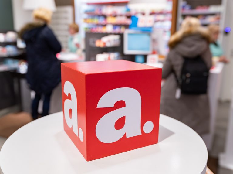 У Apotheka в Эстонии есть только одна аптека, имеющая лицензию на дистанционную продажу лекарств, через нее проходят все заказы в э-аптеке. 