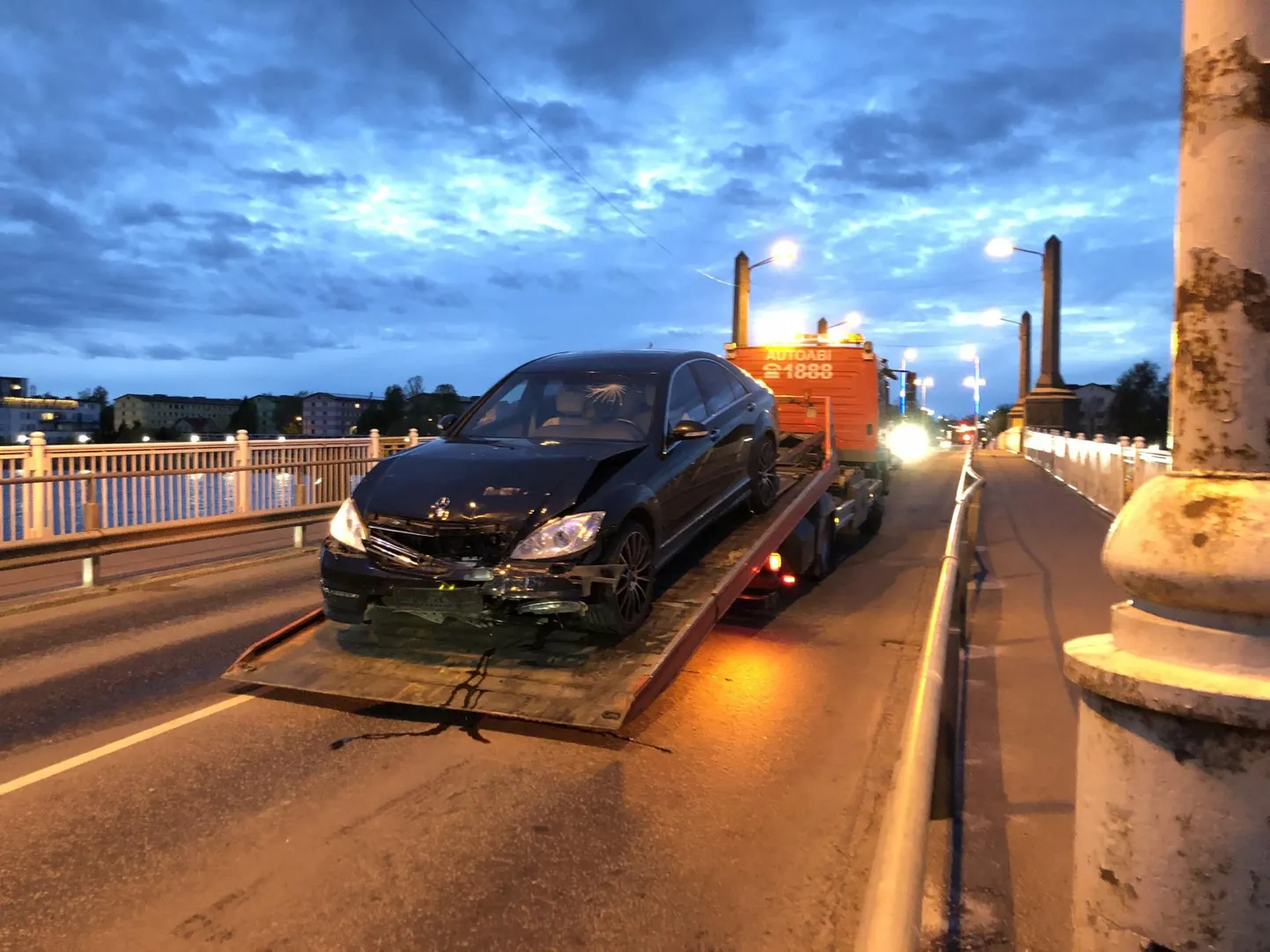 Mercedese juht kaldus 15. mai õhtul Pärnu Kesklinna sillal järsku vastassuunda ja sõitis otsa vastu sõitnud Chryslerile.