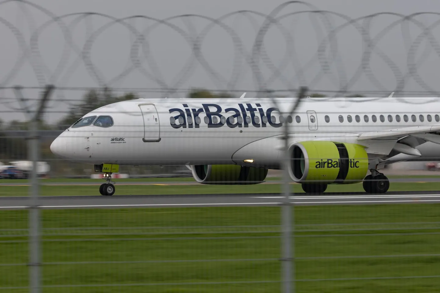 Самолет airBaltic в аэропорту Таллинна.