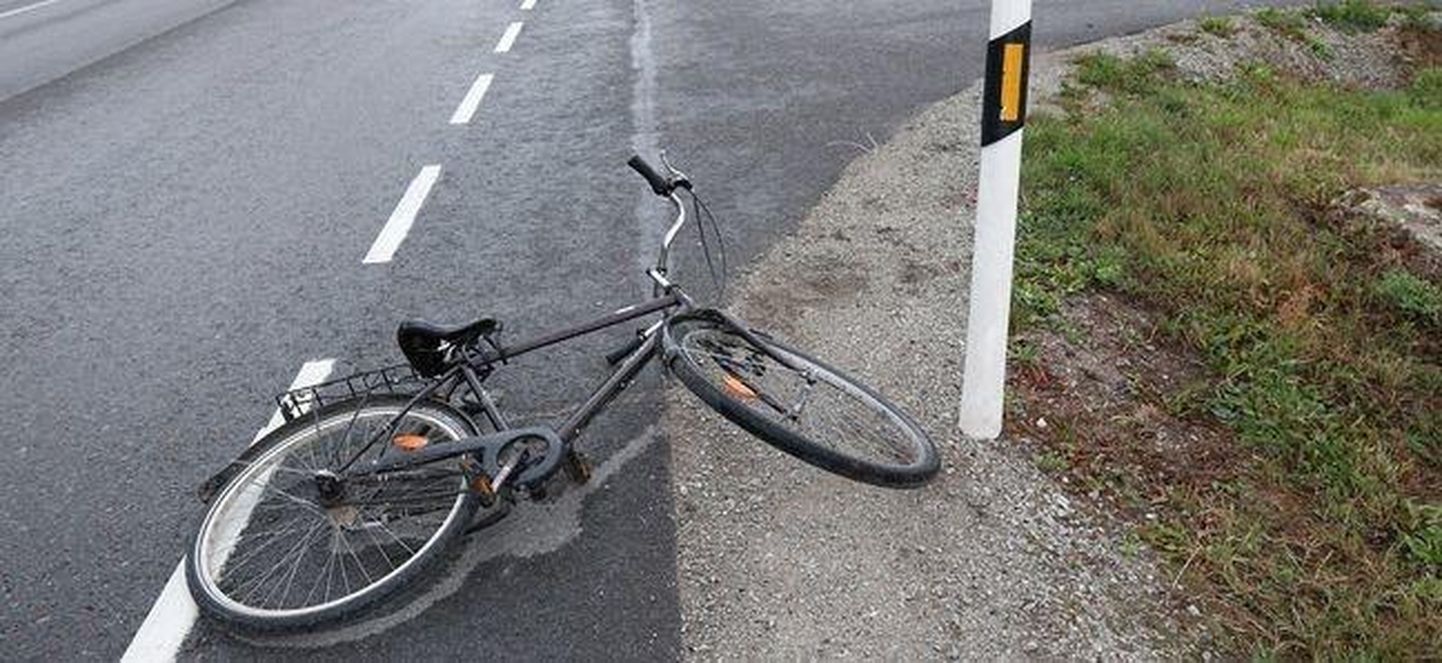 Pärnus toimetati haiglasse Jaansoni rajal kukkunud jalgrattur. Foto on illustratiivne.