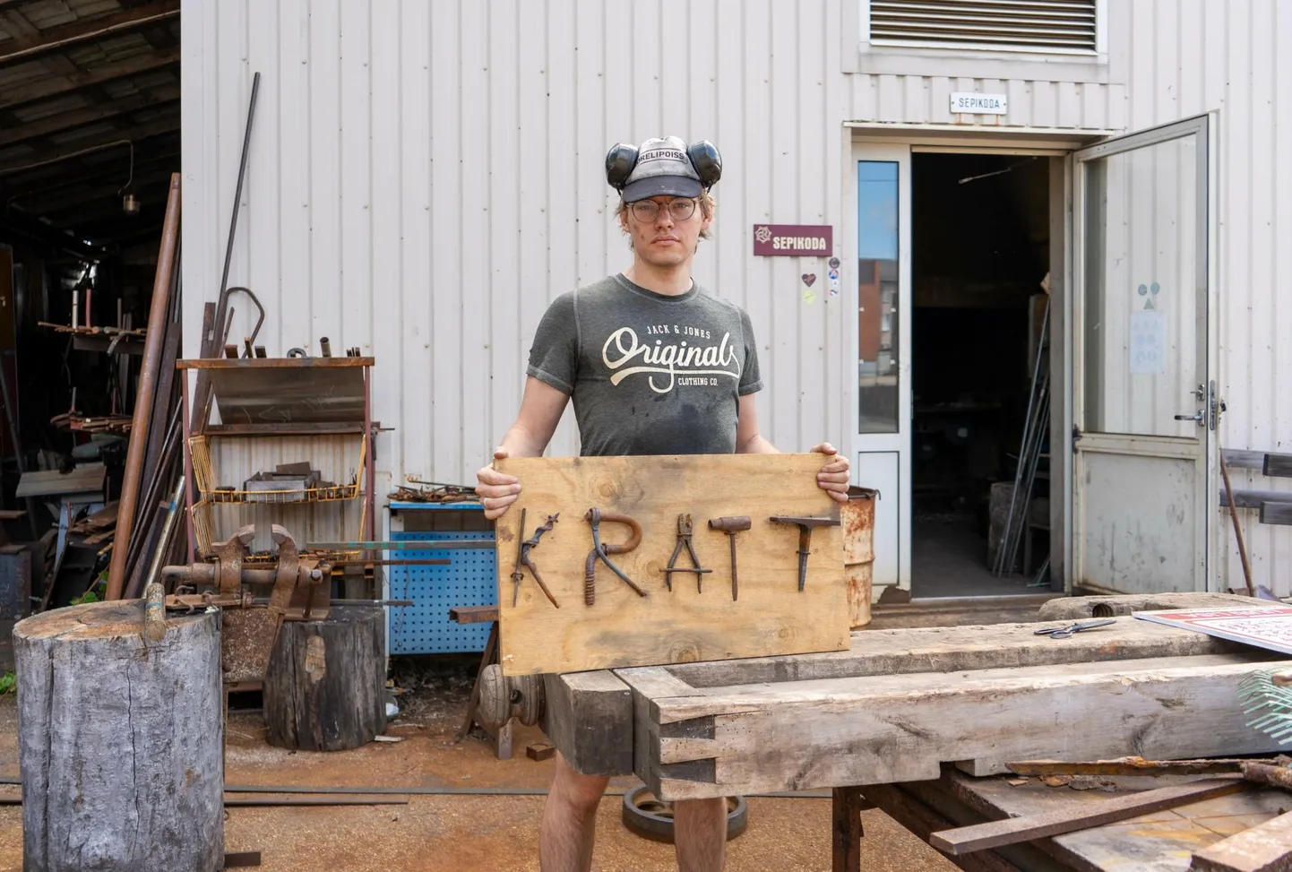 Kratt-Pärandaja hakkas kuju võtma 22. juuli hommikul. Pildil toetab linnameister Tõnis Luik krati silti kruupingile, mille peal näeb juba kolme päeva pärast kratti ennast.