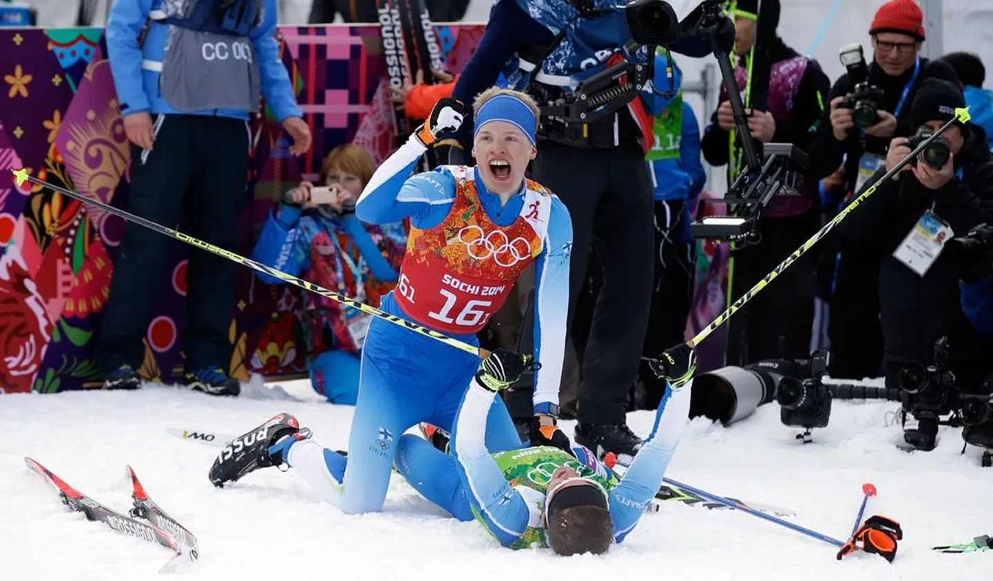 Iivo Niskanen (püsti) ja Sami Jauhojärvi pärast finišit ajaloolise olümpiakulla üle rõõmustamas.