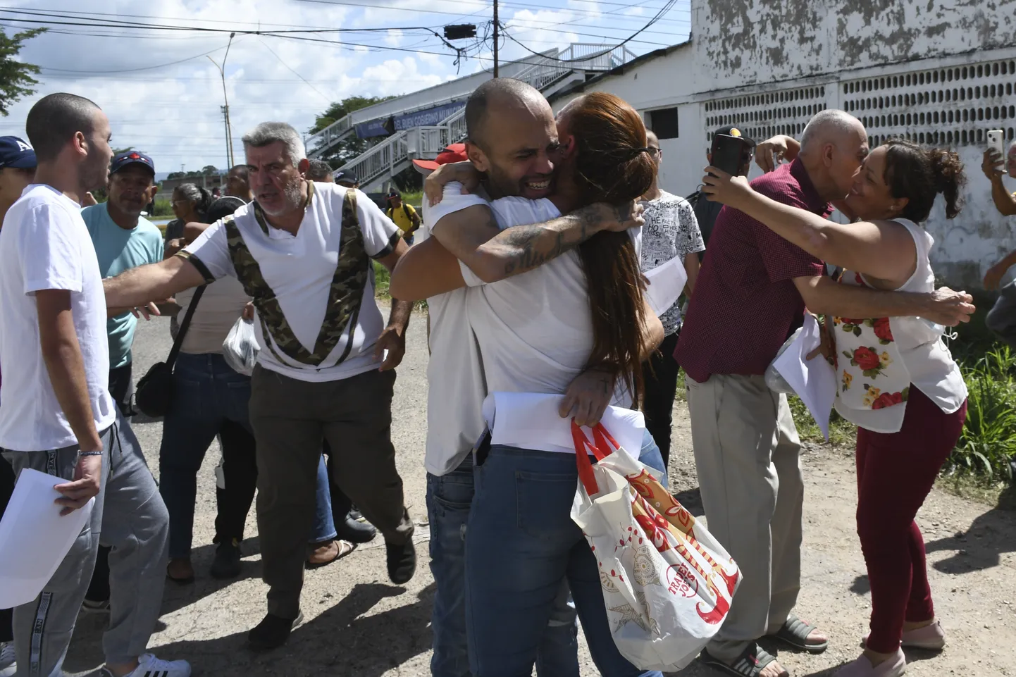 Venezuela presidendivalimistele järgnenud meeleavaldustel kinnivõetud inimesed pärast vabastamist kohtumas oma lähedastega. 16. november 2024.