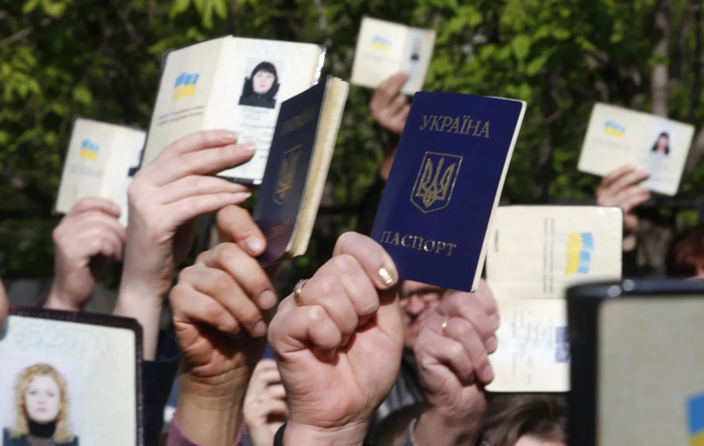Donetskis vehkisid inimesed Ukraina passidega, kui seisid valimisjaoskonda pääsemiseks järjekorras.