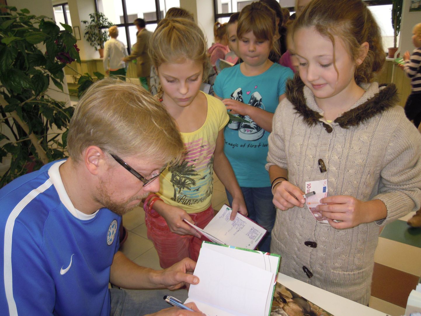 Lastekirjanik Mika Keränen käis Jõõpre ja Audru kooli lastel külas.