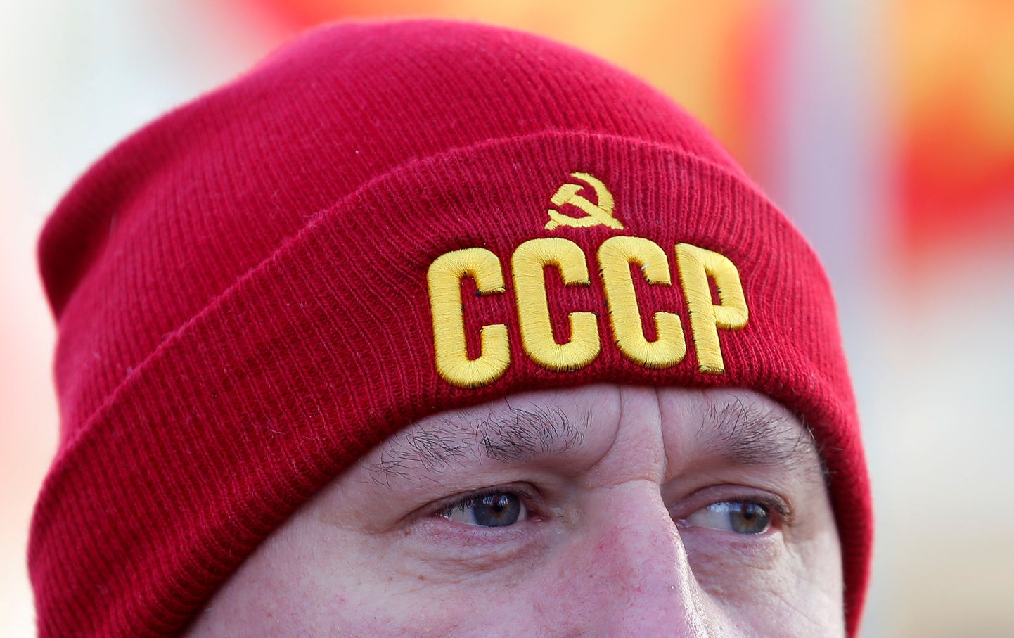 Me ei leidnud fotobaasist NSV Liidu vapiga mütsi, kuid ka selline müts ei ole Eestis teretulnud.