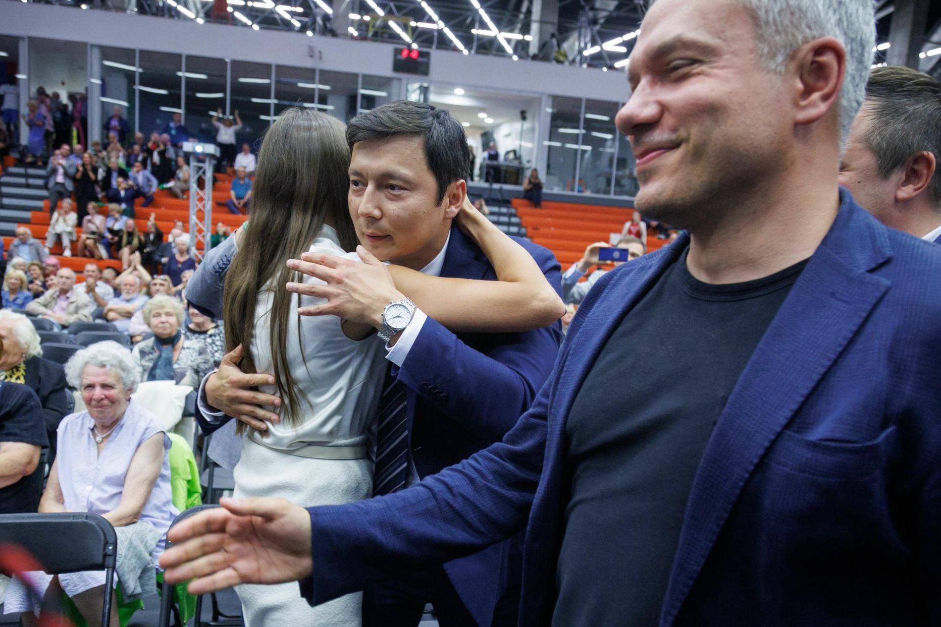 Andrei Korobeinik (esiplaanil) kogus Keskerakonna juhatuse valimisel 432 häält ja on Eesti suurima partei juhiks valitud Mihhail Kõlvarti tiimis.