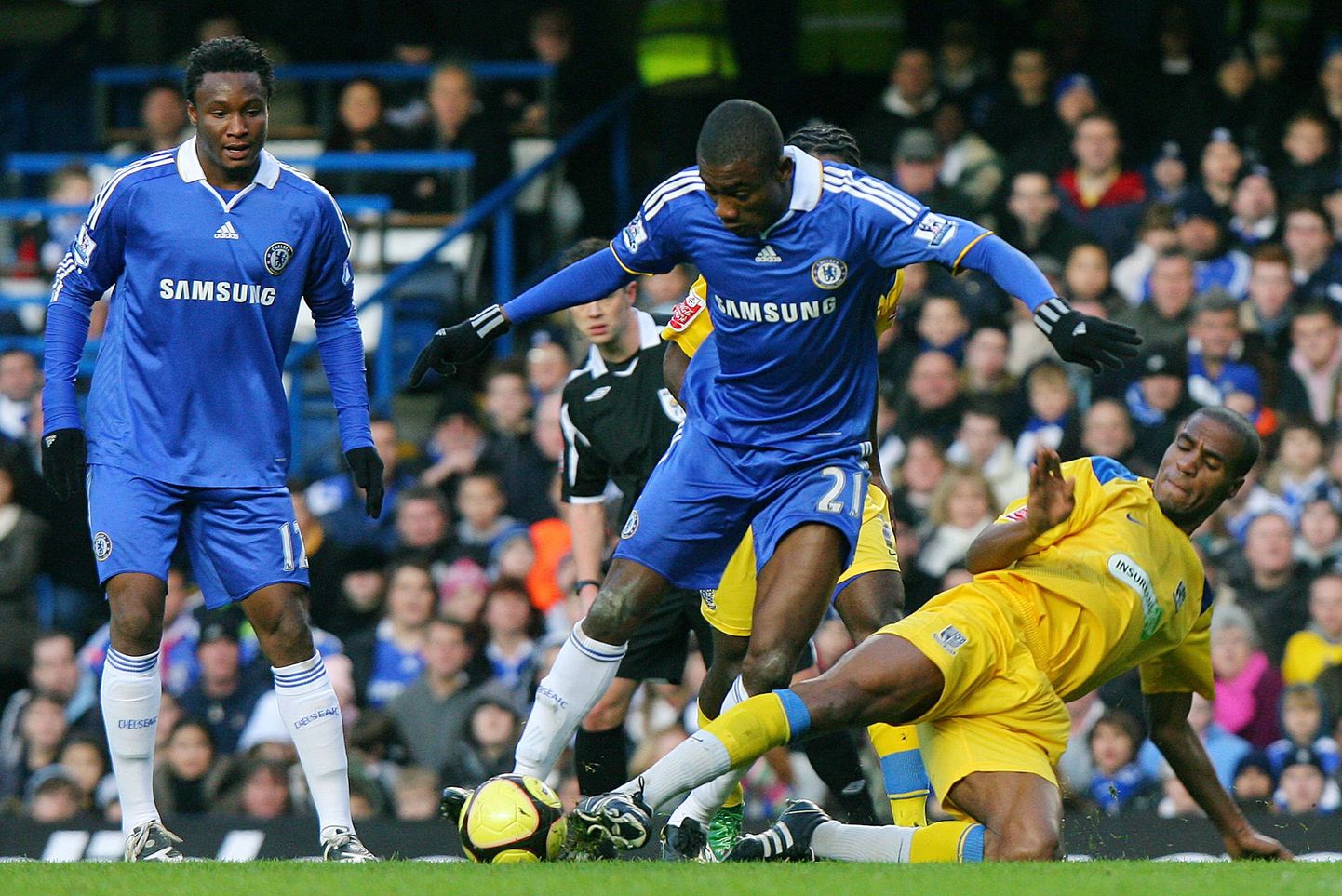 Salomon Kalou (keskel) ja John Obi Mikel veel kõrvuti Chelsea särgis.