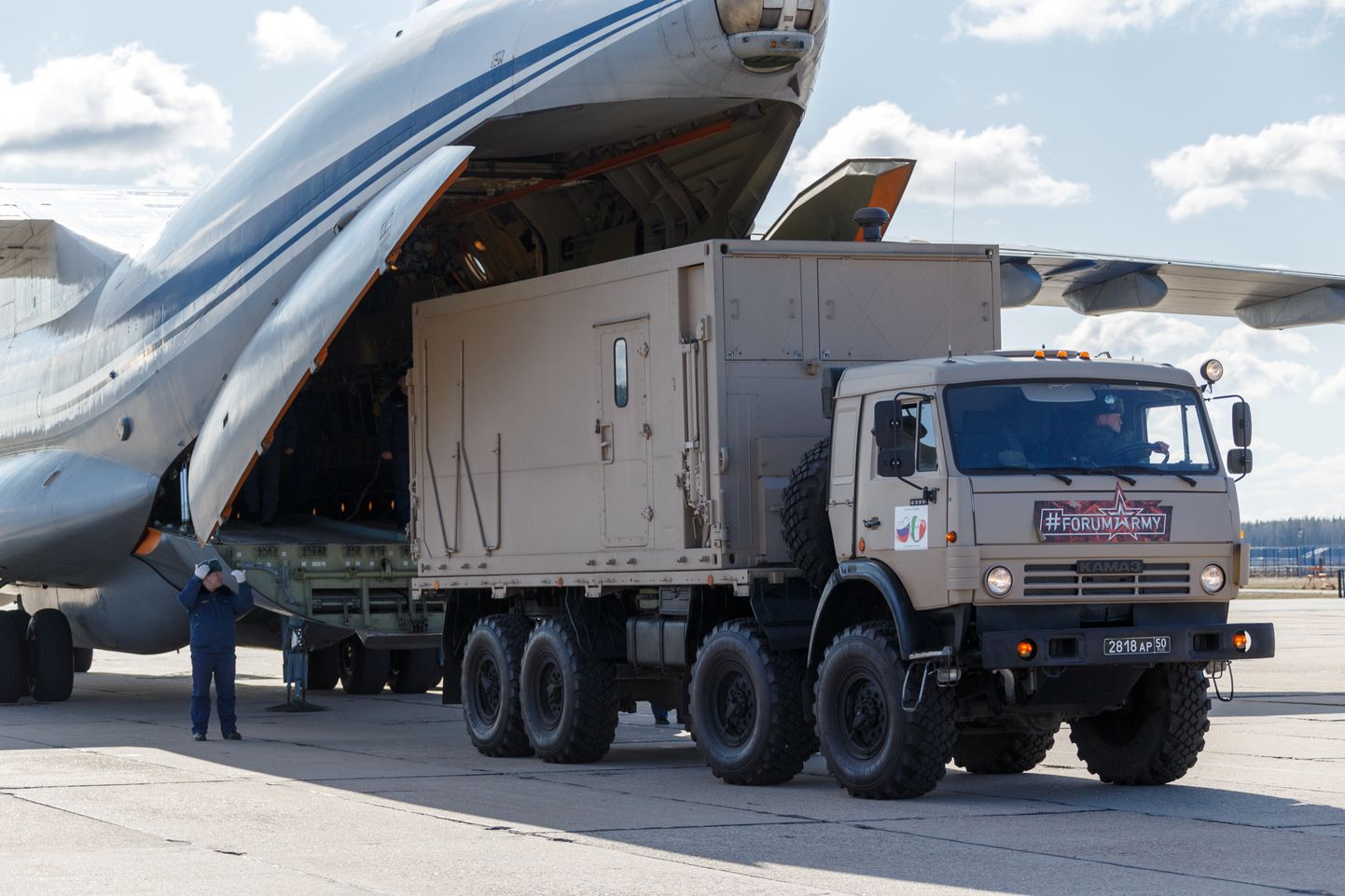 Venemaa transpordilennuk ja sõjaväele kuuluv veok Itaalias.