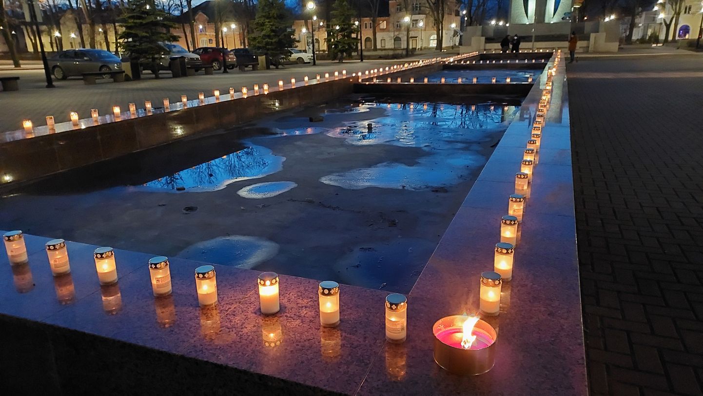 Kohtla-Järve linnavalitsuse esisel väljakul süüdati esmaspäeva õhtul küüditamise ohvrite mälestuseks mitusada küünalt.