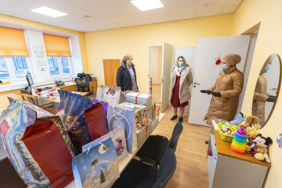 JCI Jõulupuu Järvamaa koordinaator Egle Kruusement (paremal) andis selle nädala alguses üle Paide linna lastele mõeldud kingitused. Pakke võtsid vastu Paide linnavalitsuse sotsiaalosakonna lastekaitse spetsialistid Anne Kesküla (vasakul) ja Jaanika Künnapuu.