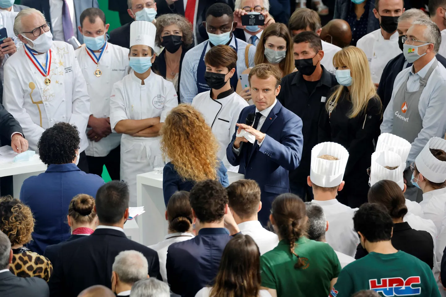 Prantsuse president Emmanuel Macron restoranimessil Lyonis.