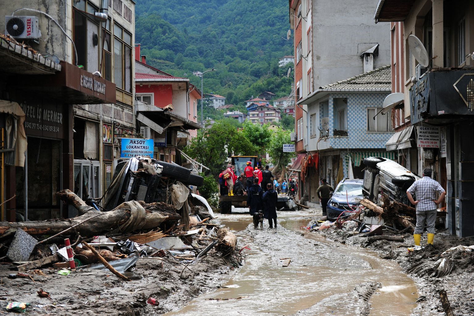 Türgi päästetöötajad  Bozkurtis, mis sai üleujutuse ja mudavoolu tõttu kannatada
