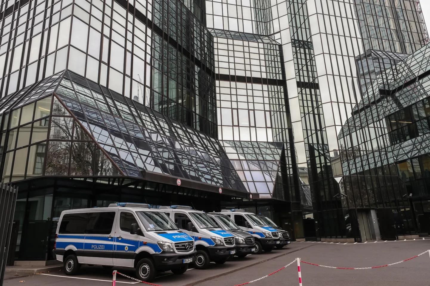 Policijas automašīnas pie "Deutsche Bank" galvenās mītnes Frankfurtē. 29.novembris, 2018