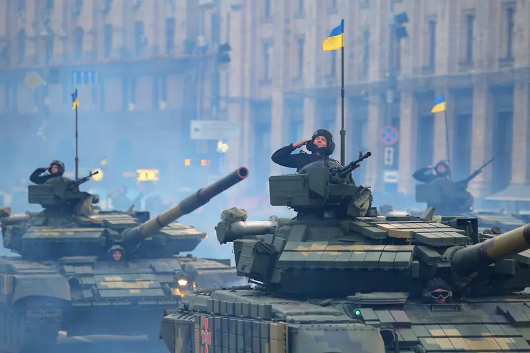 Ukraina tankiväelased iseseisvuspäeva paraadi läbiharjutamisel.