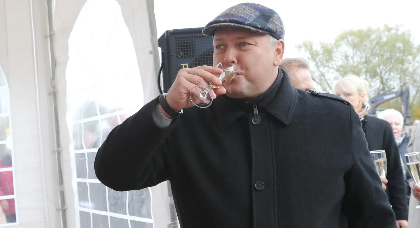 У бизнесменп Янека Веэбера есть повод выпить шампанского: он одержал победу в суде над Департаментом полиции безопасности и прокуратурой. В то же время спор продолжится в апелляционном суде, поскольку КаПо намерен обжаловать это решение.