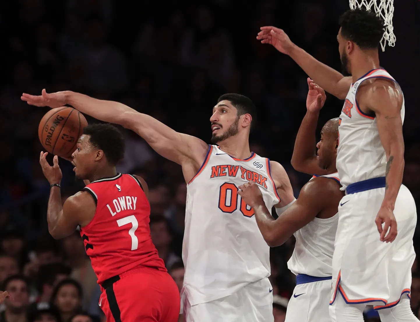 Enes Kanter (00) pole kolm mängu New York Knicksi idata saanud. Kõik mängud on lõppenud klubile kaotusega.